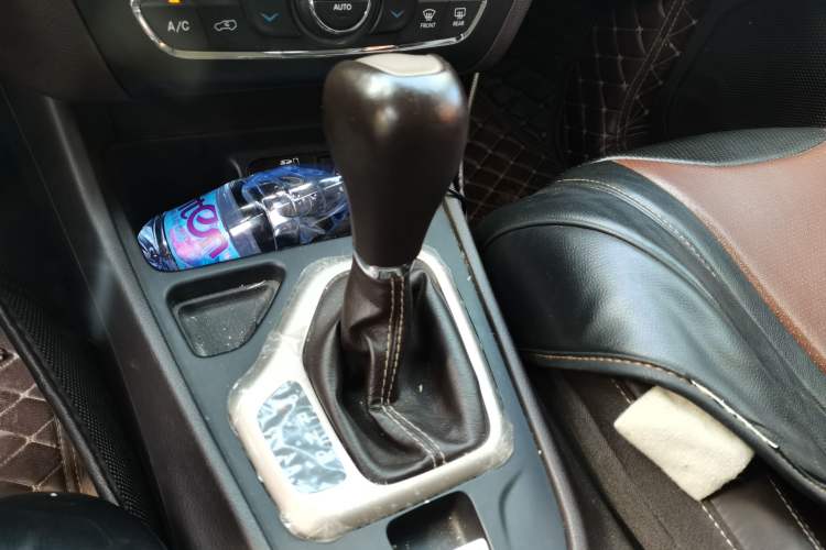 Used Jeep Cherokee 2016 2.0L Superior Edition Gear Lever