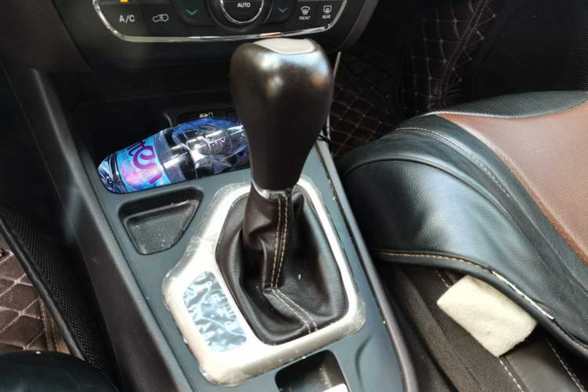 Used Jeep Cherokee 2016 2.0L Superior Edition Gear Lever