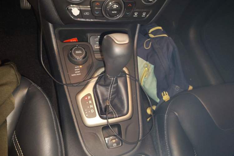 Used Jeep Cherokee 2016 2.4L Professional Smart Version Gear Lever