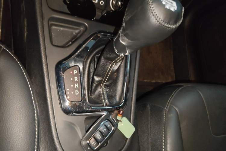 Used Jeep Cherokee 2016 2.0L Superior Edition Gear Lever