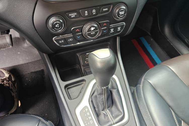 Used Jeep Cherokee 2016 2.4L Leading Edition Gear Lever