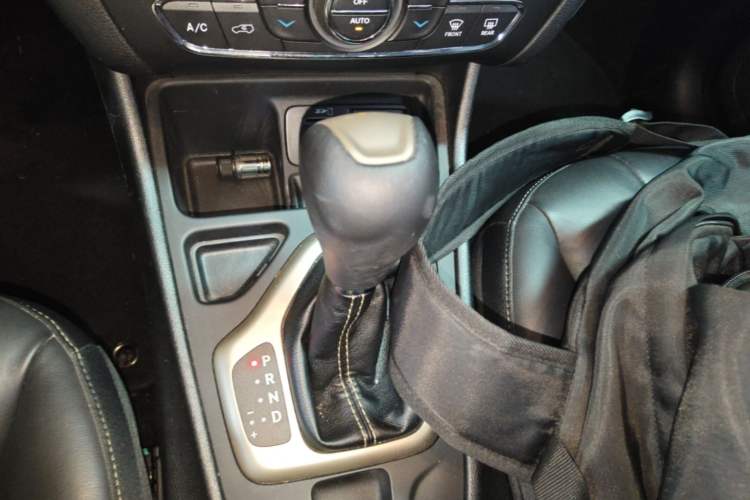 Used Jeep Cherokee 2016 2.4L Leading Edition Gear Lever