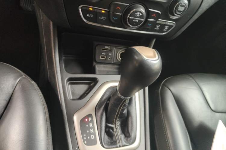 Used Jeep Cherokee 2016 2.0L Superior Edition Gear Lever