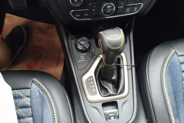 Used Jeep Cherokee 2016 2.4L Professional Edition Gear Lever