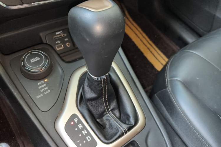 Used Jeep Cherokee 2016 2.4L Professional Smart Version Gear Lever