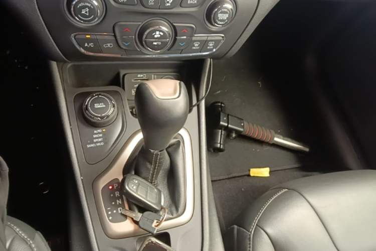Used Jeep Cherokee 2016 2.4L Professional Edition Gear Lever