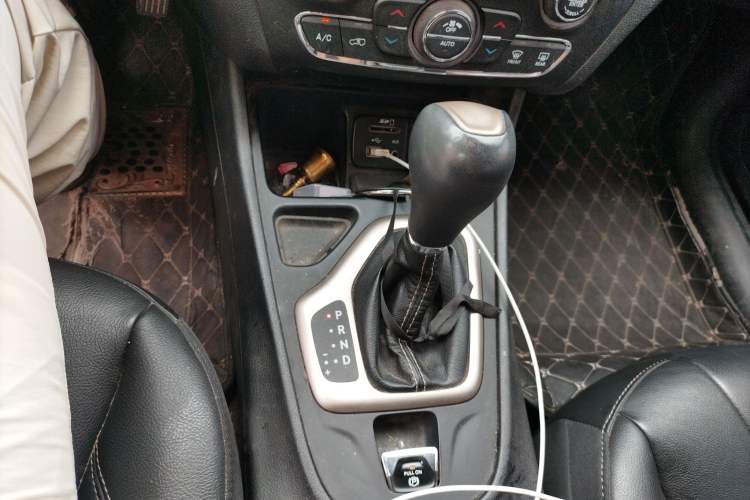 Used Jeep Cherokee 2016 2.0L Superior Edition Gear Lever