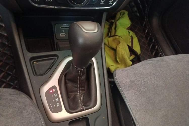 Used Jeep Cherokee 2016 2.0L Superior Edition Gear Lever
