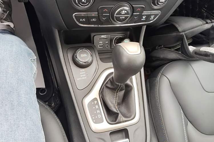Used Jeep Cherokee 2016 2.4L Professional Smart Version Gear Lever