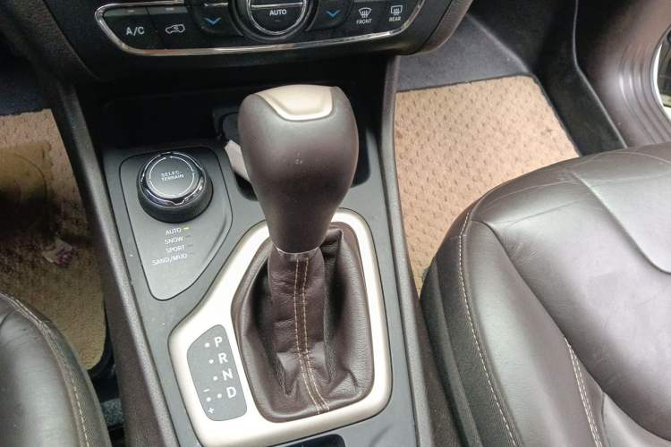 Used Jeep Cherokee 2016 2.4L Professional Smart Version Gear Lever