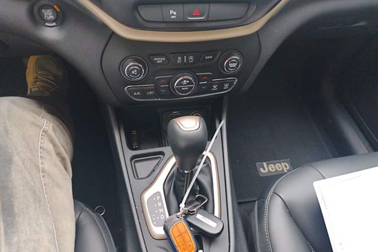 Used Jeep Cherokee 2016 2.4L Leading Edition Gear Lever