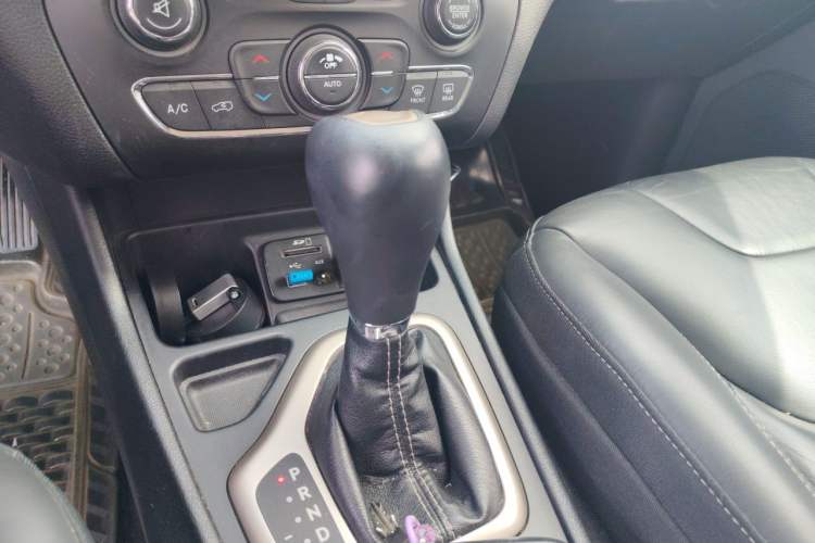 Used Jeep Cherokee 2016 2.4L Leading Smart Version Gear Lever
