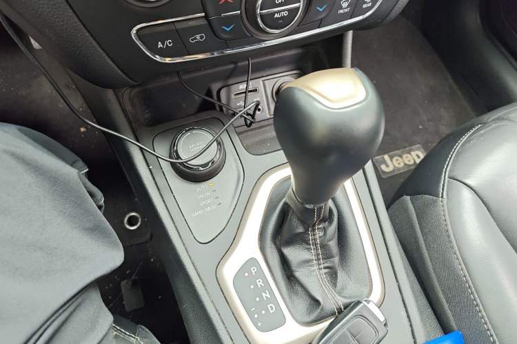 Used Jeep Cherokee 2016 2.4L Professional Edition Gear Lever