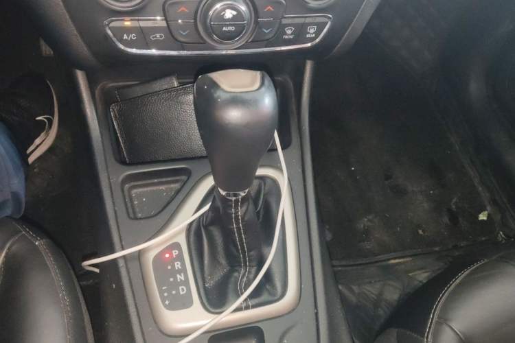 Used Jeep Cherokee 2016 2.4L Leading Edition Gear Lever