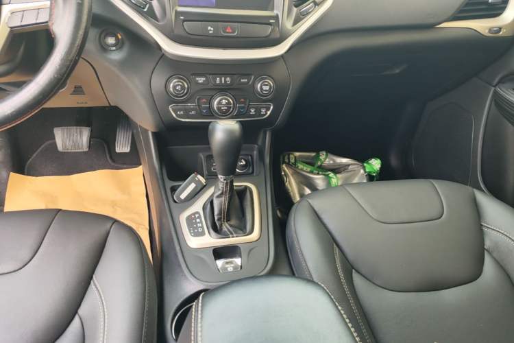 Used Jeep Cherokee 2016 2.4L Leading Edition Gear Lever