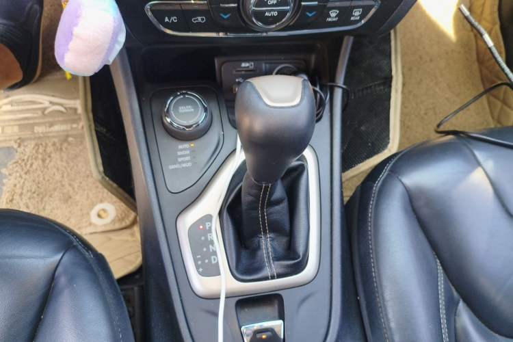 Used Jeep Cherokee 2016 2.4L Professional Smart Version Gear Lever