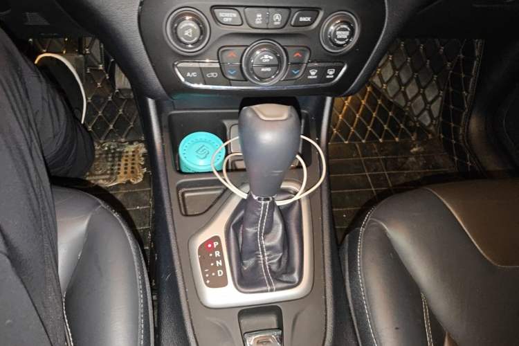 Used Jeep Cherokee 2016 2.4L Leading Edition Gear Lever