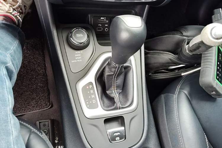 Used Jeep Cherokee 2016 2.4L Professional Smart Version Gear Lever