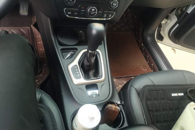 Used Jeep Cherokee 2016 2.4L Leading Edition Gear Lever