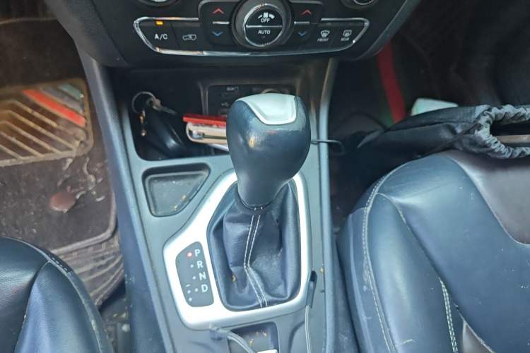 Used Jeep Cherokee 2016 2.4L Leading Edition Gear Lever
