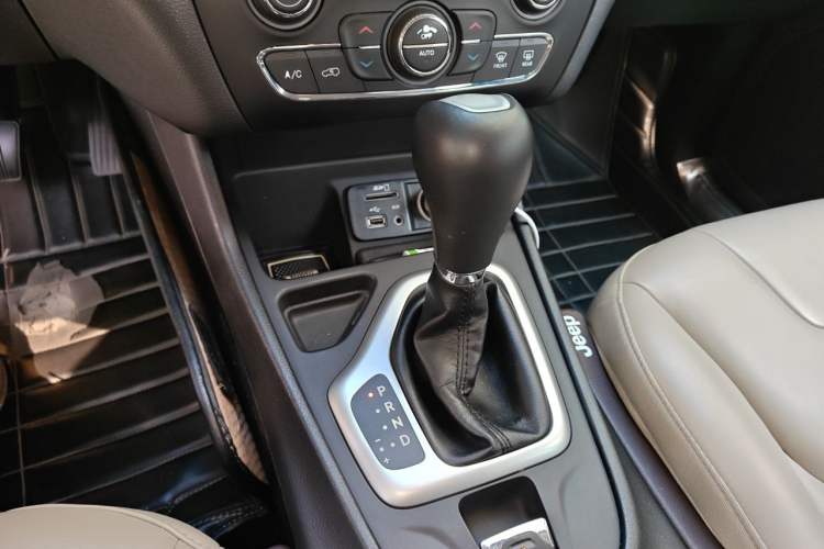 Used Jeep Cherokee 2016 2.0L Superior Edition Gear Lever