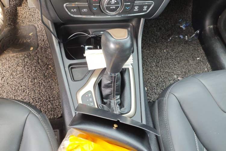 Used Jeep Cherokee 2016 2.0L Superior Edition Gear Lever