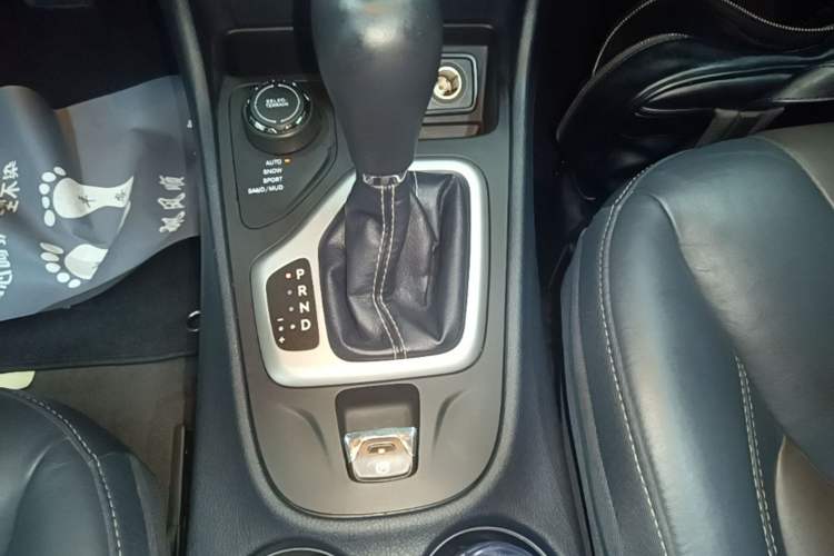 Used Jeep Cherokee 2016 2.4L Professional Edition Gear Lever