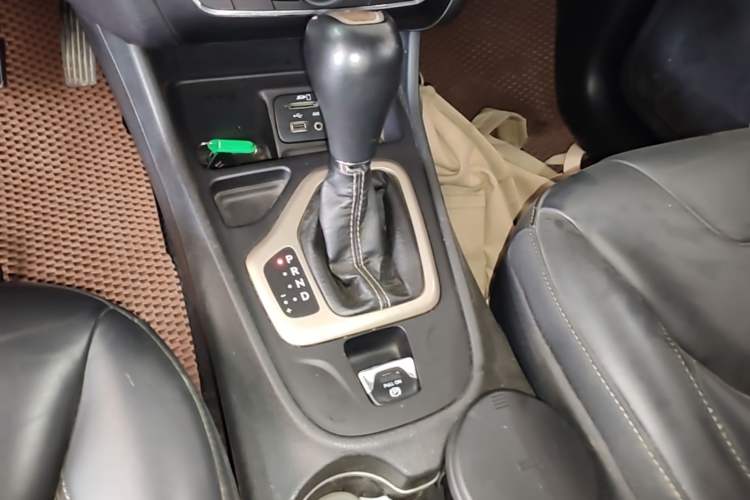 Used Jeep Cherokee 2016 2.0L Superior Edition Gear Lever