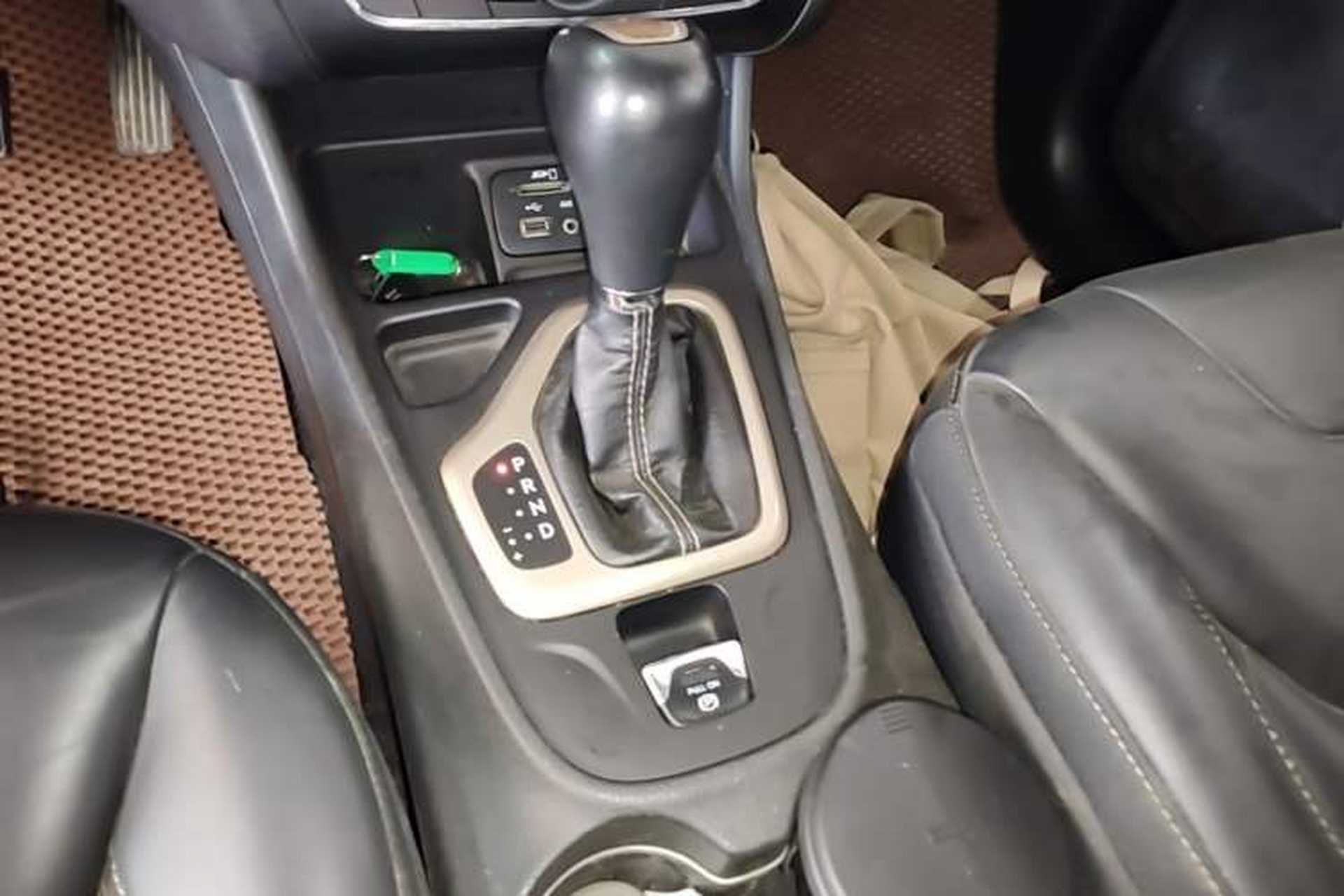 Used Jeep Cherokee 2016 2.0L Superior Edition Gear Lever