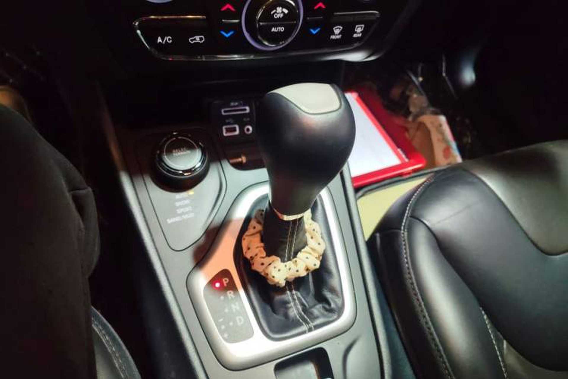 Used Jeep Cherokee 2016 2.4L Superior Edition Gear Lever