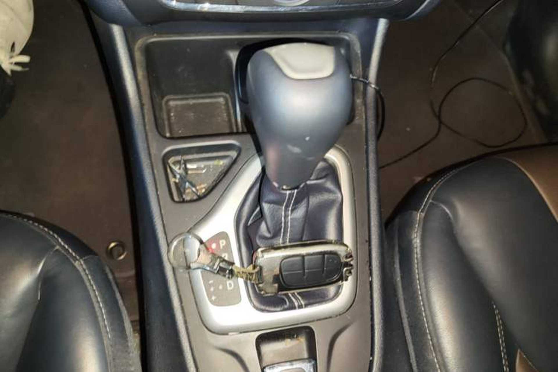 Used Jeep Cherokee 2016 2.4L Leading Edition Gear Lever