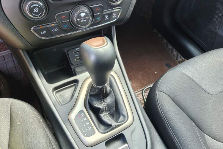 Used Jeep Cherokee 2016 2.0L Smart Version Gear Lever