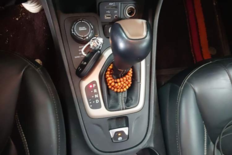 Used Jeep Cherokee 2016 2.4L Superior Edition Gear Lever