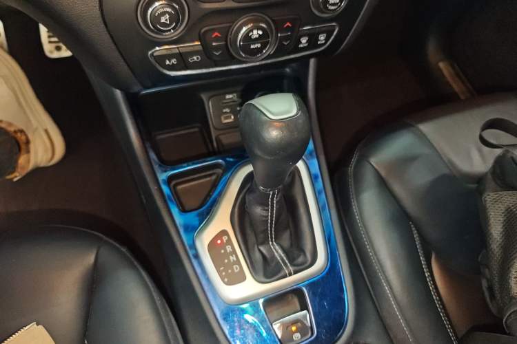 Used Jeep Cherokee 2016 2.4L Leading Edition Gear Lever