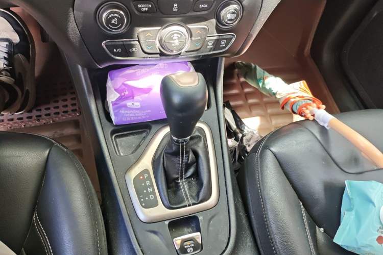 Used Jeep Cherokee 2016 2.0L Superior Edition Gear Lever