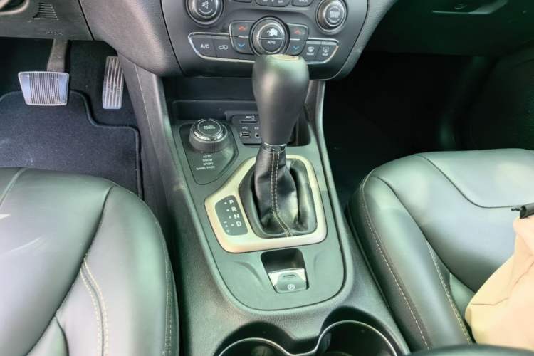 Used Jeep Cherokee 2016 2.4L Professional Edition Gear Lever