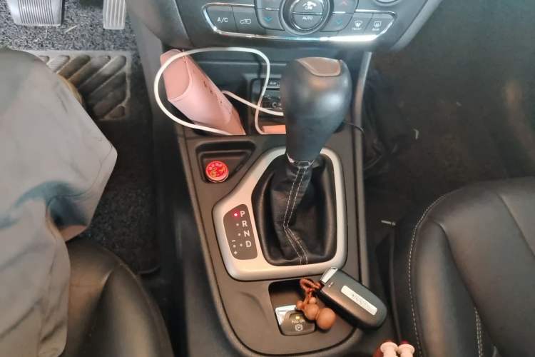 Used Jeep Cherokee 2016 2.0L Superior Edition Gear Lever