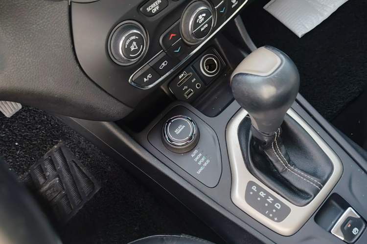 Used Jeep Cherokee 2016 2.4L Professional Edition Gear Lever