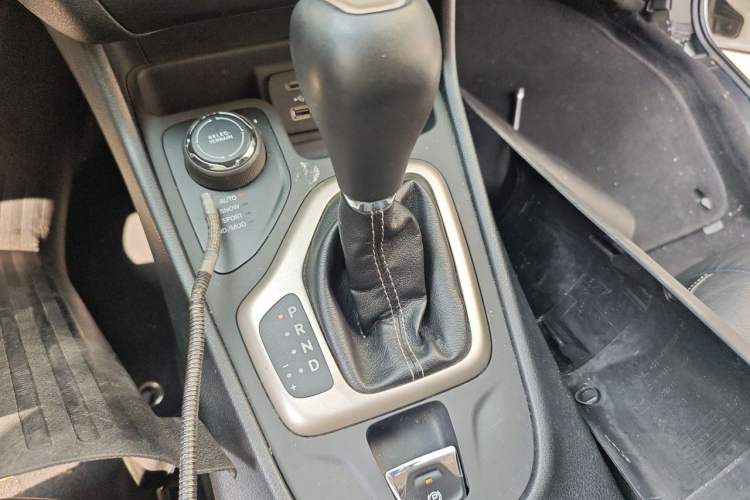 Used Jeep Cherokee 2016 2.4L Professional Smart Version Gear Lever