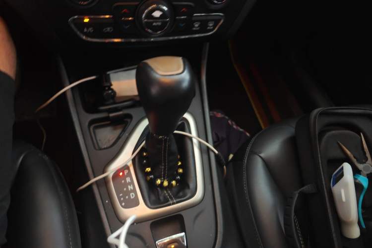 Used Jeep Cherokee 2016 2.0L Superior Edition Gear Lever