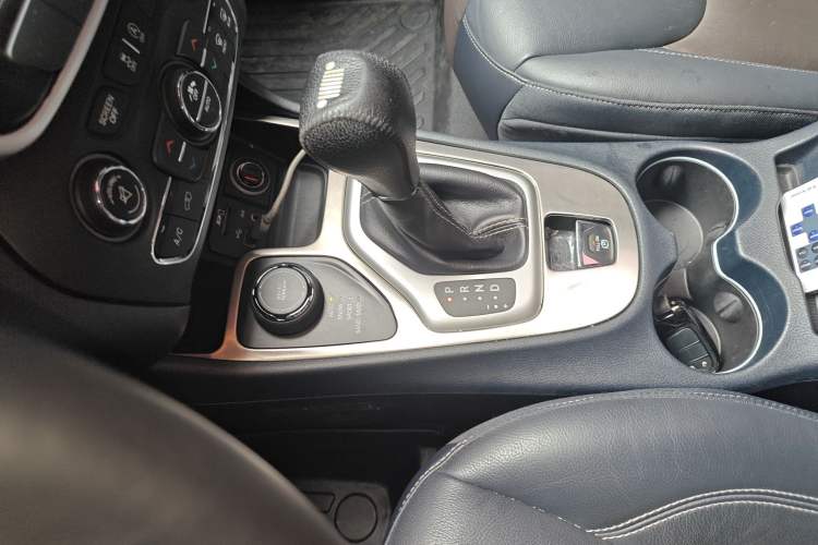 Used Jeep Cherokee 2016 2.4L Professional Smart Version Gear Lever