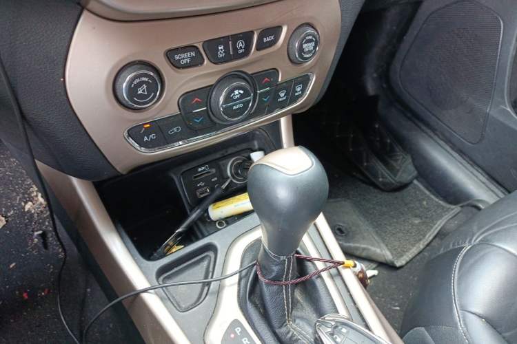 Used Jeep Cherokee 2016 2.4L Leading Edition Gear Lever