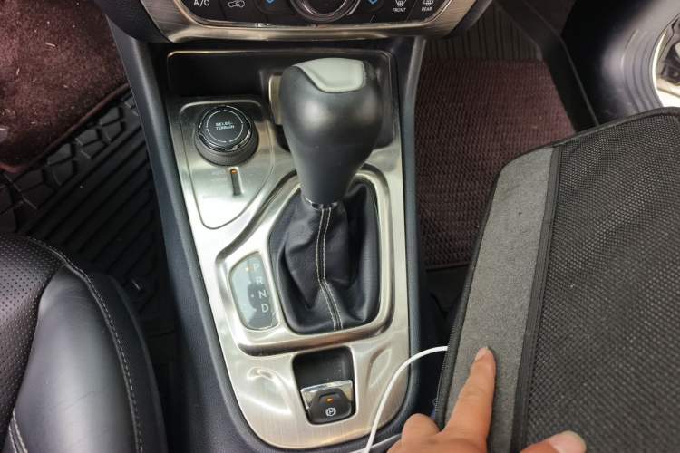 Used Jeep Cherokee 2016 2.4L All-in-One Edition Gear Lever