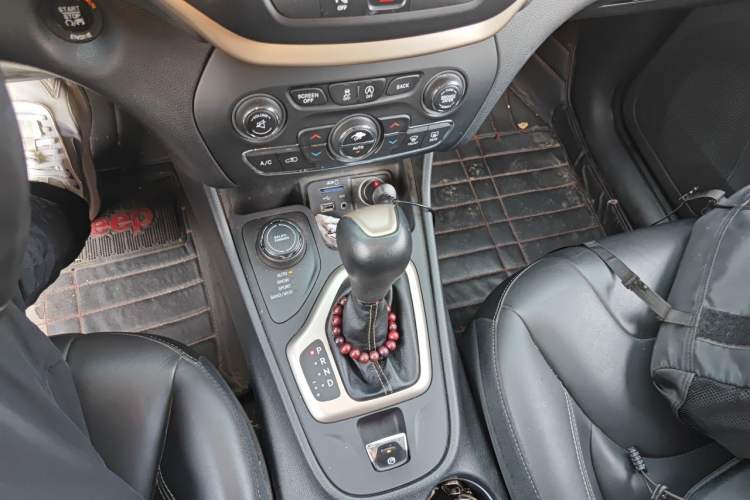 Used Jeep Cherokee 2016 2.4L Professional Smart Version Gear Lever