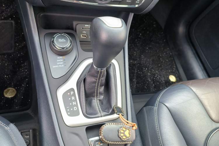 Used Jeep Cherokee 2016 2.4L Professional Smart Version Gear Lever