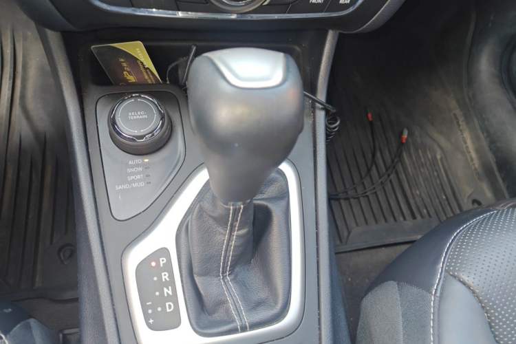 Used Jeep Cherokee 2016 2.4L All-in-One Edition Gear Lever