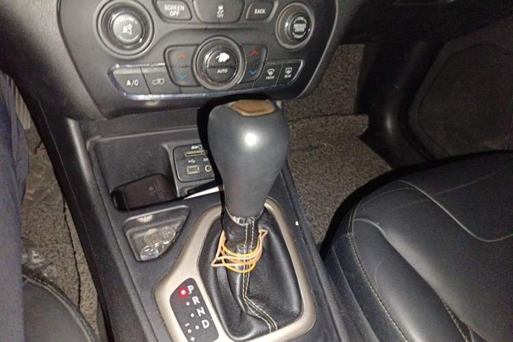 Used Jeep Cherokee 2016 2.0L Superior Edition Gear Lever