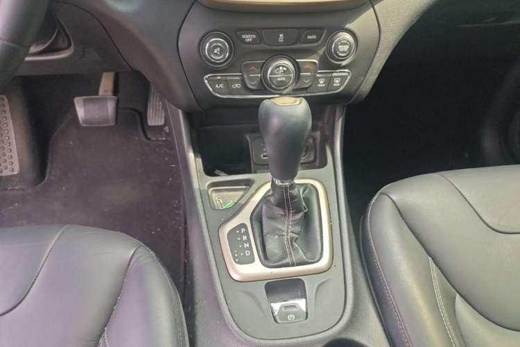 Used Jeep Cherokee 2016 2.0L Superior Edition Gear Lever