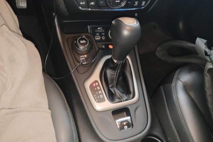 Used Jeep Cherokee 2016 2.4L Professional Edition Gear Lever