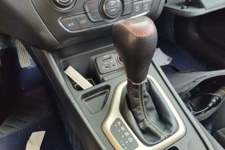 Used Jeep Cherokee 2016 2.4L Leading Edition Gear Lever